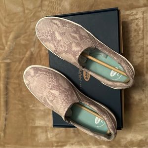 Dr. Scholls python finish ladies sneakers/flats